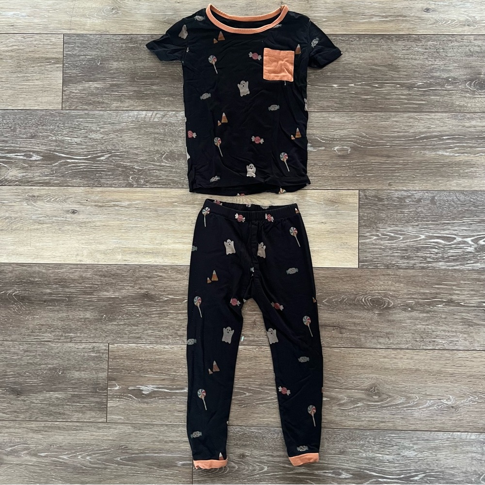 Kyte Baby 2T Short Sleeve Pajama Set in Trick-or-Treat 🍬🎃